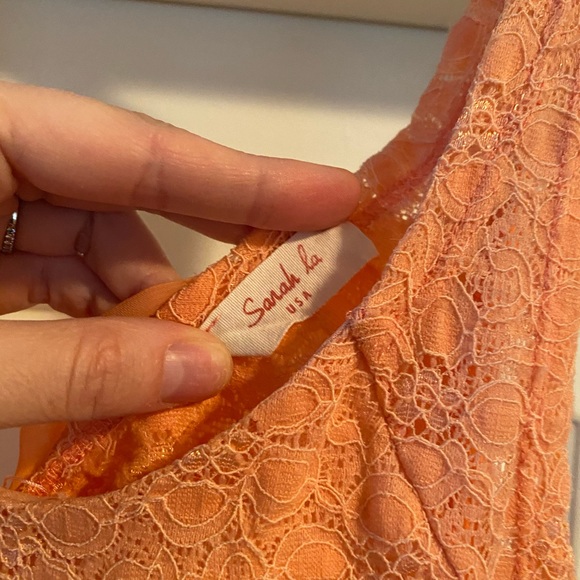 Adorable floral embroidered style top - Picture 3 of 5